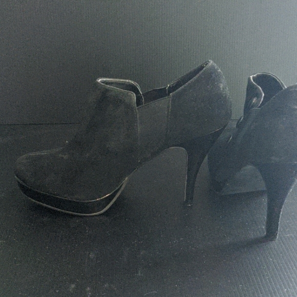 Shoes - Picture 4 of 4